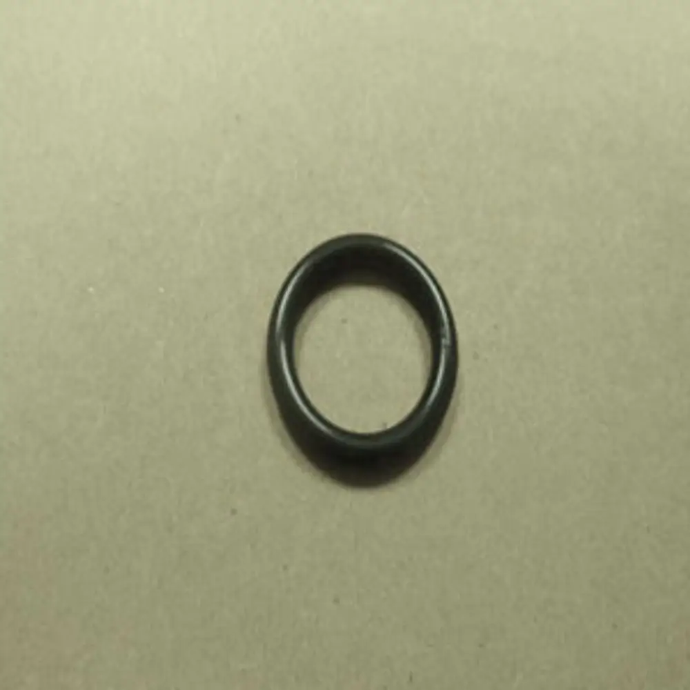 Schwarzer O-Ring auf grauem Hintergrund, möglicherweise zur Verwendung in der Haustechnik oder Heiztechnik, passend für Produkte wie Remeha.